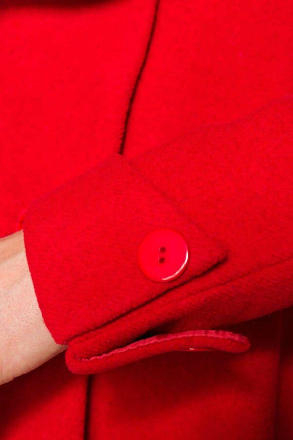 Wolljacke von Belsira in rot oder schwarz.